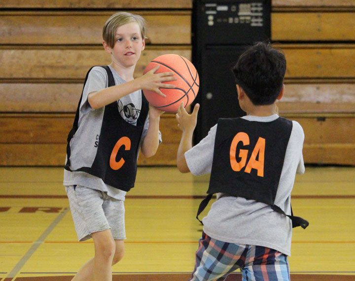 enfants jouant au basket