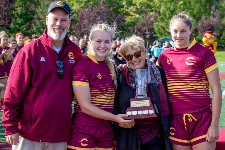 Doreen Haddad presents the Kelly-Anne Drummond Cup to the Stingers' captains.