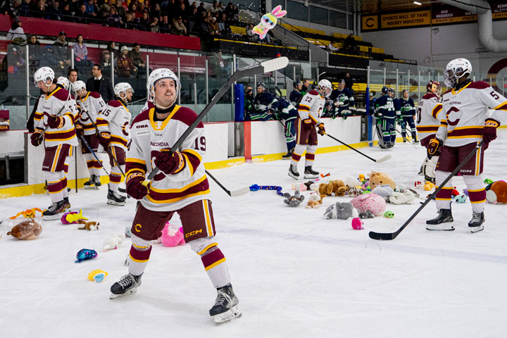 Men's hockey's Teddy Bear Toss game